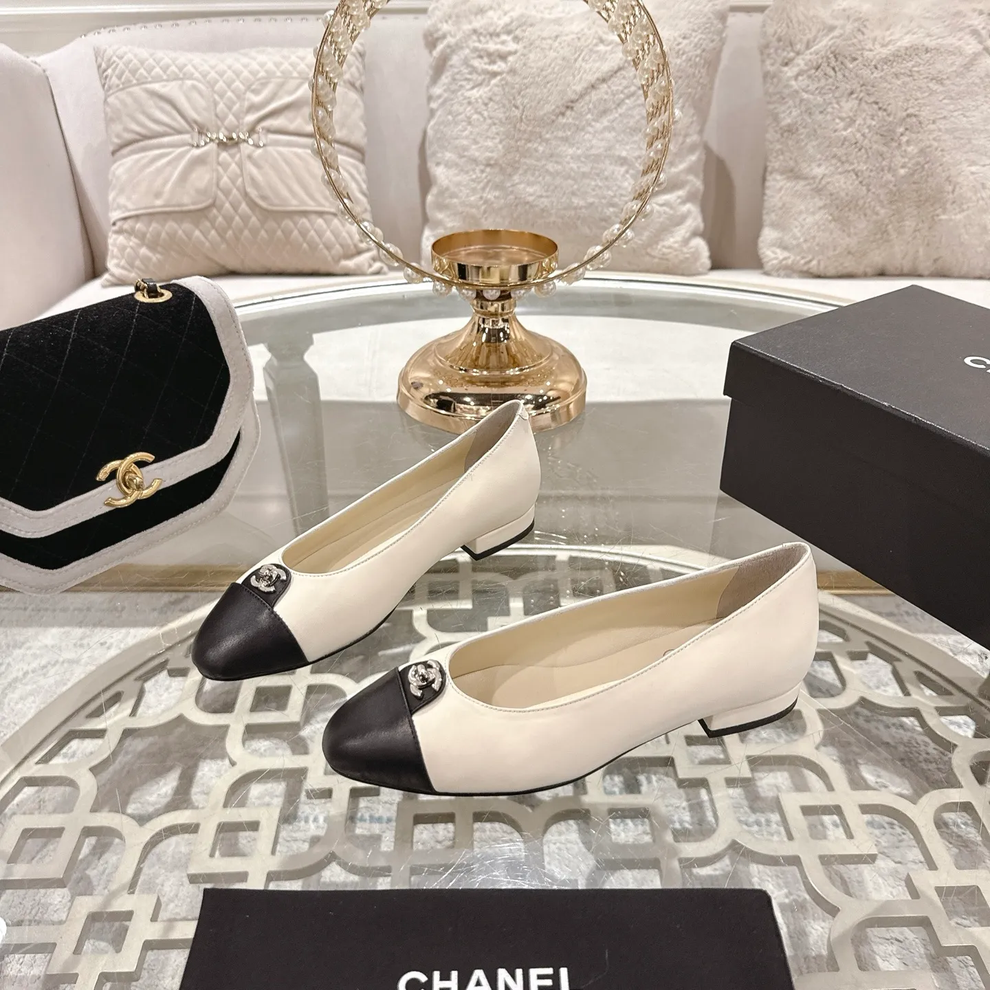 👟👟Ex-factory price 560👟👟Chanel 2025SS Spring and Summer New Double C Button Mary Jane🆕 Xiaoxiang𝐂Jia's beautiful Mary Jane shoes are so sweet that they are so beautiful that they are so beautiful. The round square toe design is cute and cute ~ metal/button logo. The appearance is super online. When you wear it, you will feel like a wealthy daughter. I thought it looks good. Only when I put it on my feet do I know how easy it is to wear ~ Upper: Customized lambskin Lining: Sheepskin Outsole: Genuine leather outsole imported from Italy Size: 35-42 (40.41.42 customization is non-refundable) Packaging: The latest gift box packaging at the counter